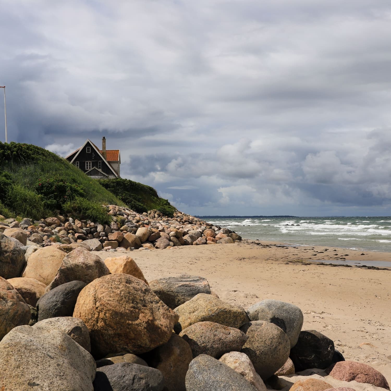 https://cms-travsim-prod.s3.eu-central-1.amazonaws.com/template-Bornholm-1788356904138.jpg
