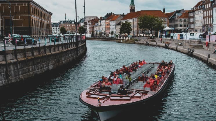 https://cms-travsim-prod.s3.eu-central-1.amazonaws.com/template-Christianshavn-1788340091831.jpg