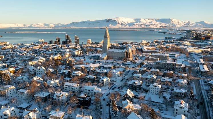 https://cms-travsim-prod.s3.eu-central-1.amazonaws.com/template-Iceland-1788242915485.jpg